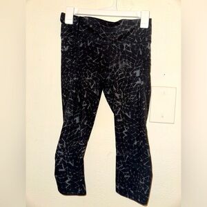 Lululemon women’s black grey printed capri cropped leggings 4 gym activewear